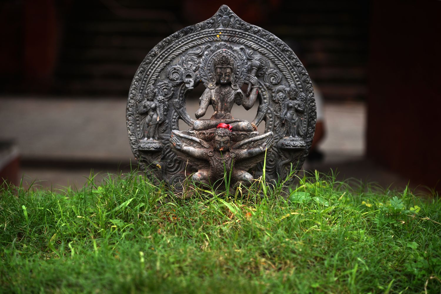 कुम्मेश्वर मन्दिर परिसरमा गरुड र नारायणकोे मूर्ति